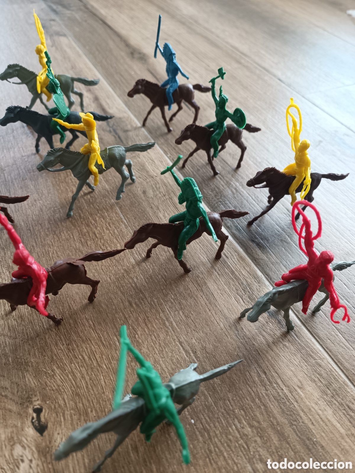 Figuras de goma y PVC: Lote de vaqueros, indios y caballos comansi - Foto 2