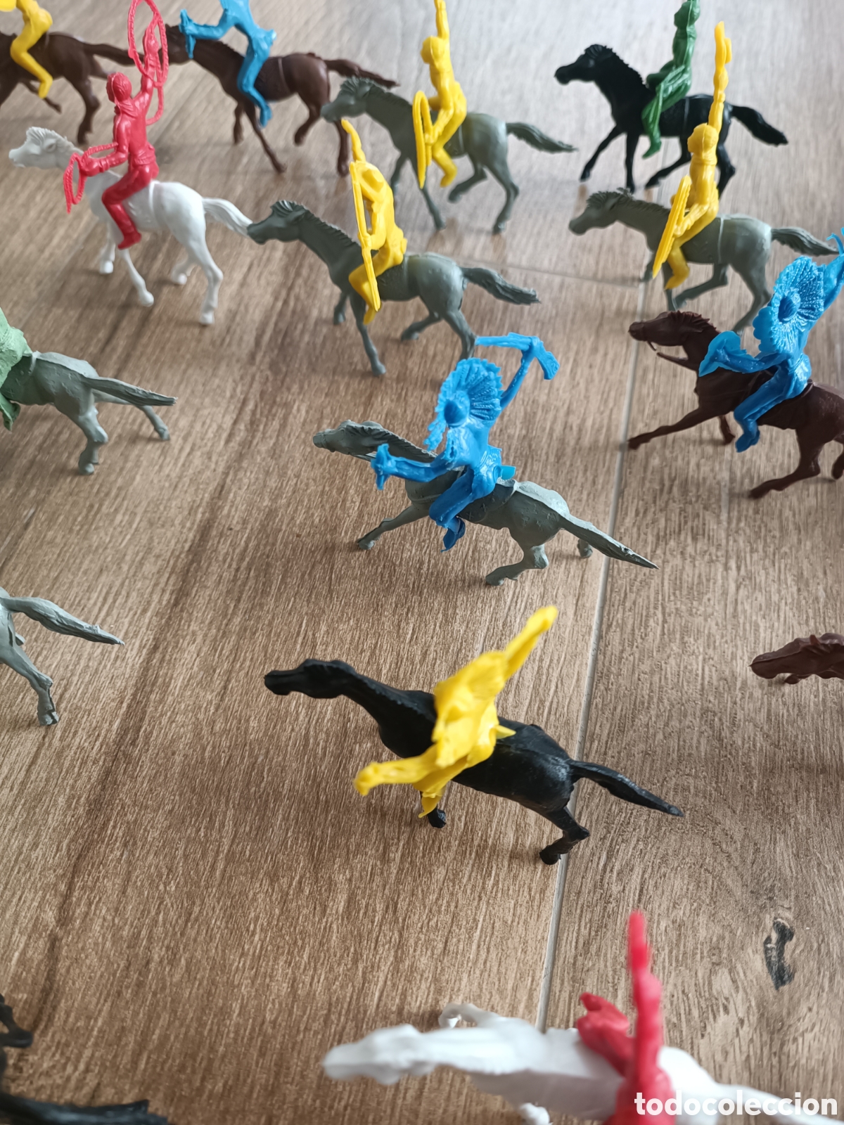 Figuras de goma y PVC: Lote de vaqueros, indios y caballos comansi - Foto 3
