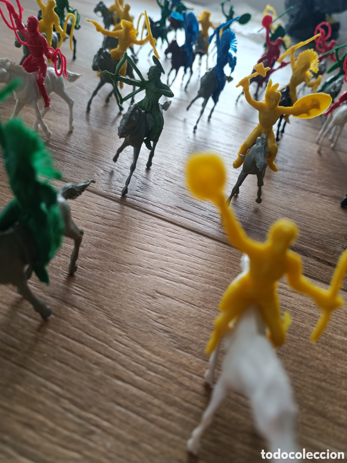 Figuras de goma y PVC: Lote de vaqueros, indios y caballos comansi - Foto 4