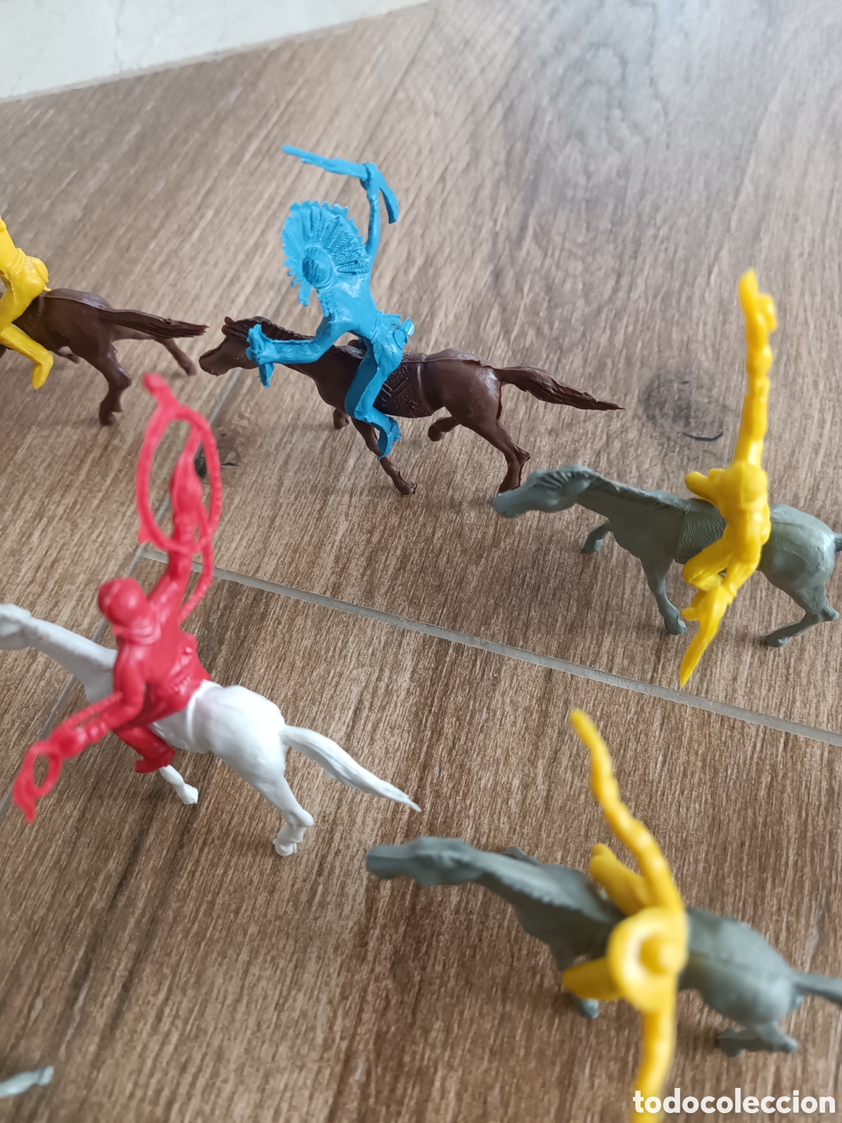 Figuras de goma y PVC: Lote de vaqueros, indios y caballos comansi - Foto 5