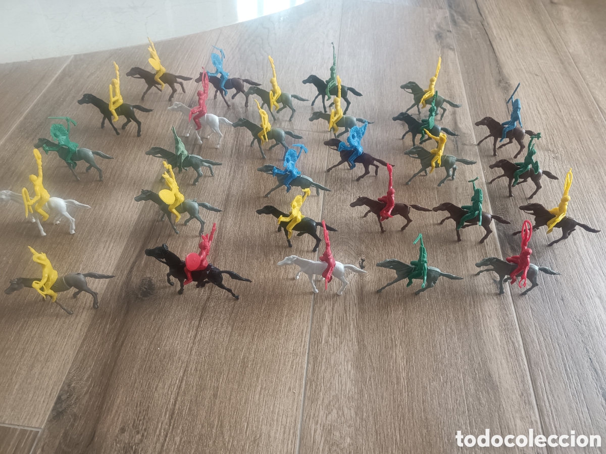 Figuras de goma y PVC: Lote de vaqueros, indios y caballos comansi - Foto 1