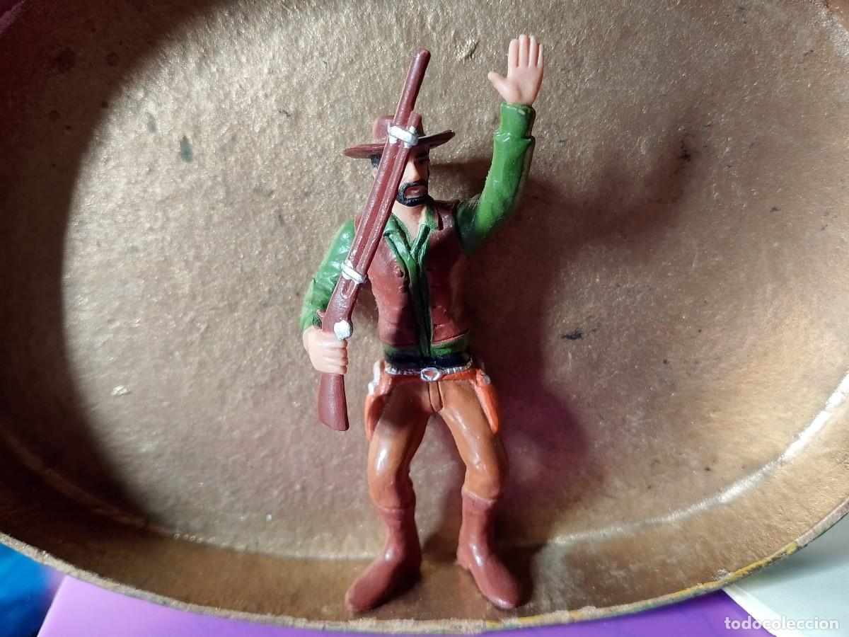 Figuras de goma y PVC: INDIOS Y VAQUEROS, pl&aacute;stico inyectado. lote de 5 figuras - Foto 2