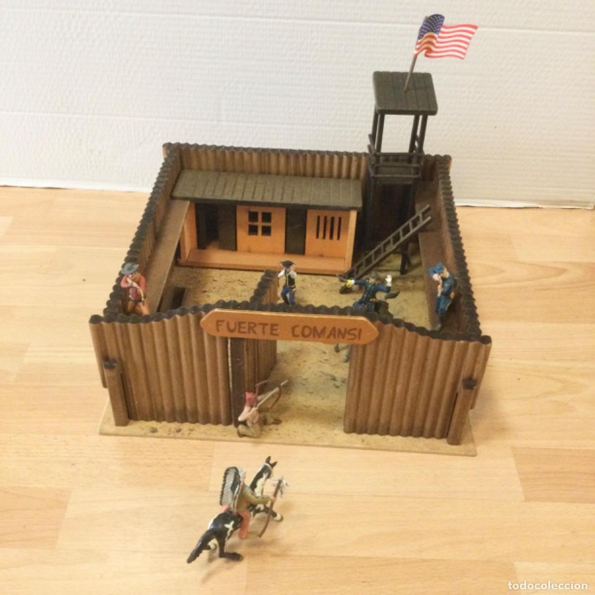 Figuras de goma y PVC: Fuerte Comansi en madera con mu&ntilde;ecos. Sin caja. Comansi - Foto 1