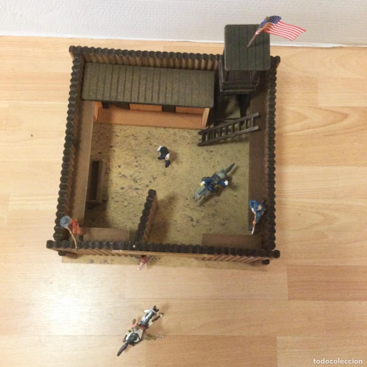 Figuras de goma y PVC: Fuerte Comansi en madera con mu&ntilde;ecos. Sin caja. Comansi - Foto 3