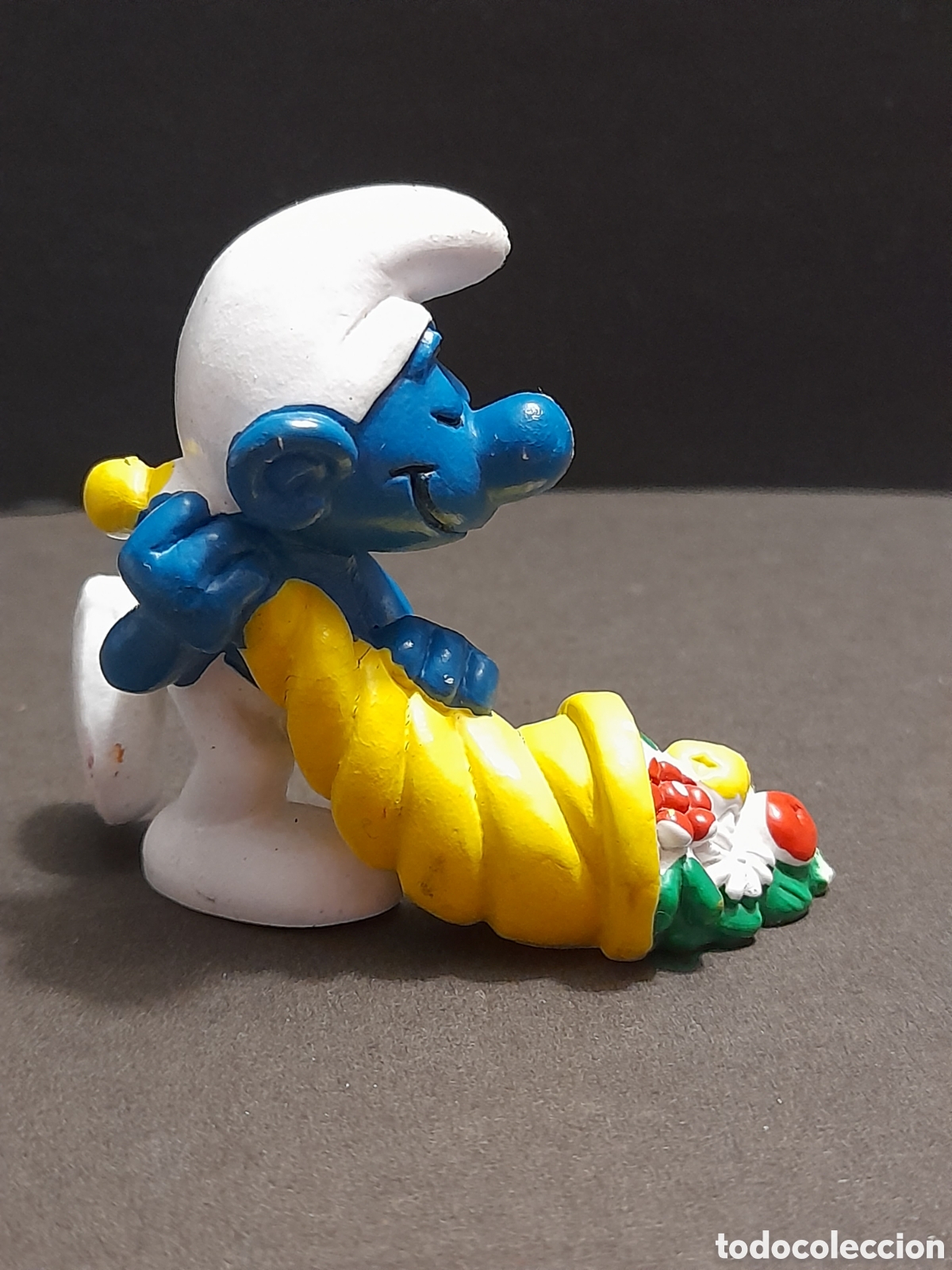 Figuras de goma y PVC: Figura pvc, pitufo con cornucopia, Bully, W. Germany - Foto 2