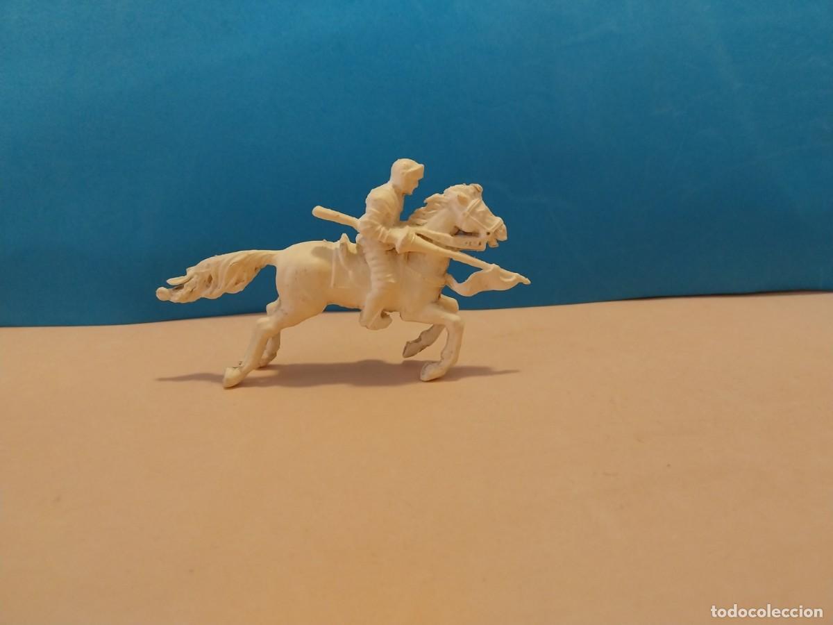 Figuras de goma y PVC: CABALLERO BLANCO AJAX - Foto 1