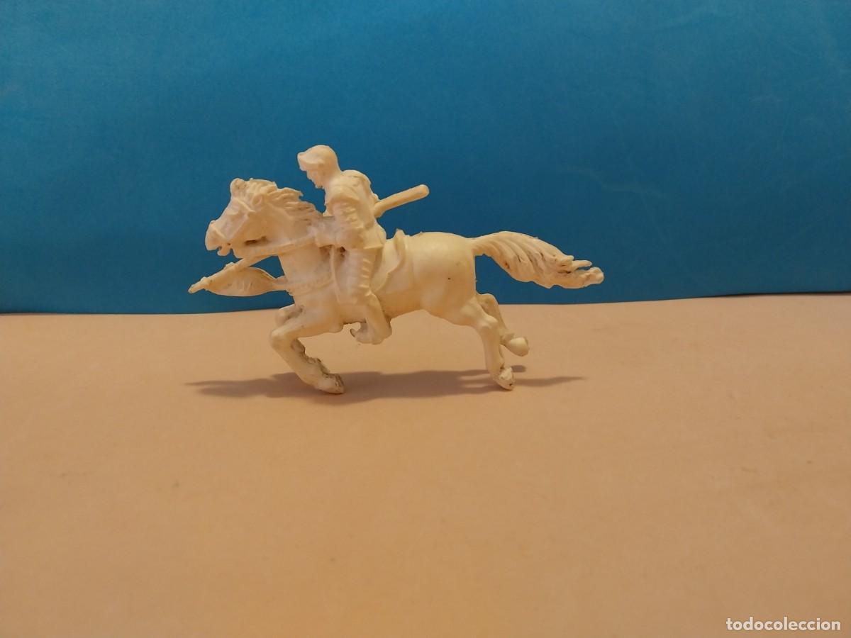 Figuras de goma y PVC: CABALLERO BLANCO AJAX - Foto 2