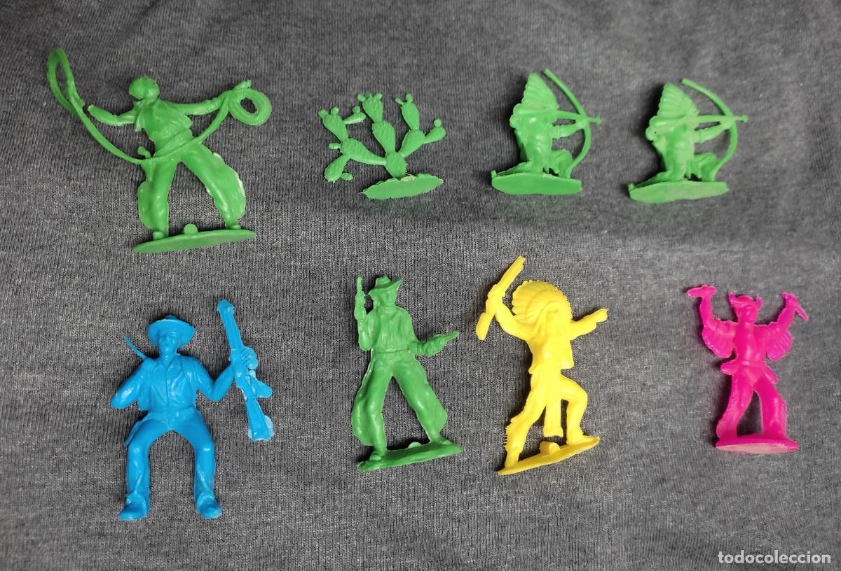 Figuras de goma y PVC: 8 figuras comans - vaqueros - indios - cactus - Foto 1