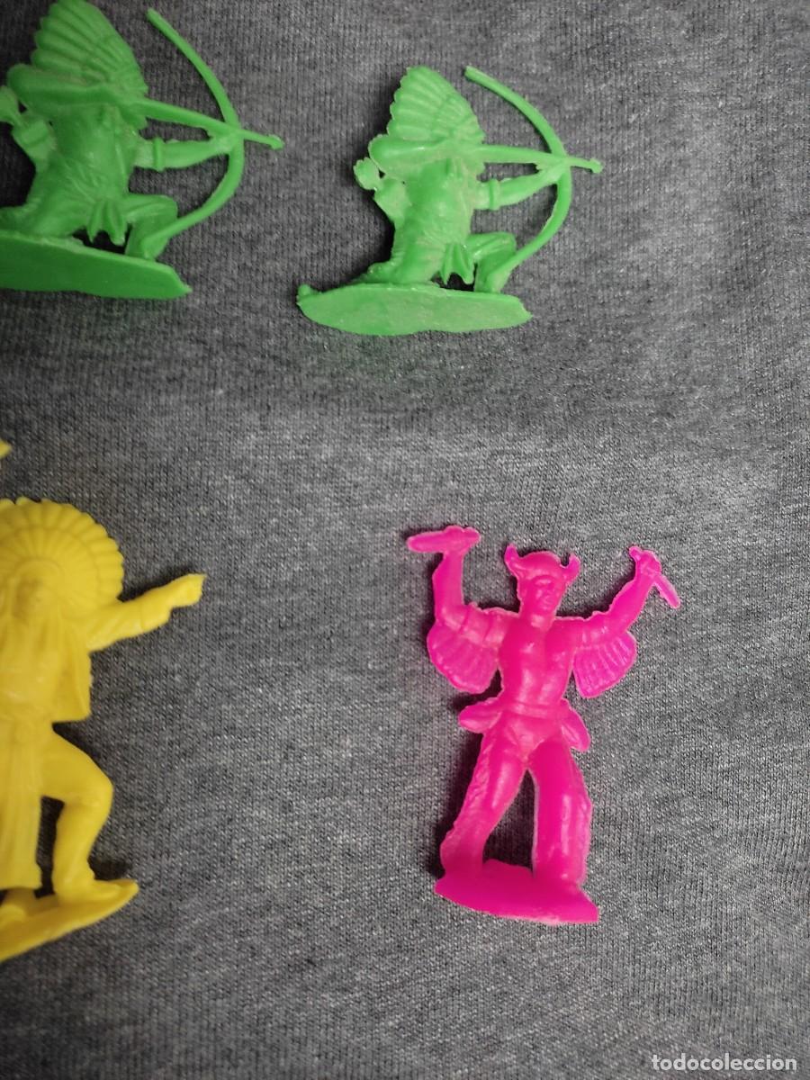 Figuras de goma y PVC: 8 figuras comans - vaqueros - indios - cactus - Foto 3