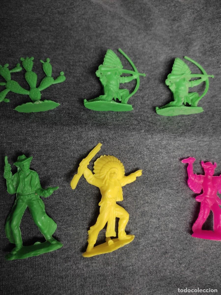 Figuras de goma y PVC: 8 figuras comans - vaqueros - indios - cactus - Foto 4