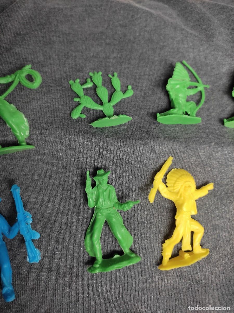 Figuras de goma y PVC: 8 figuras comans - vaqueros - indios - cactus - Foto 5