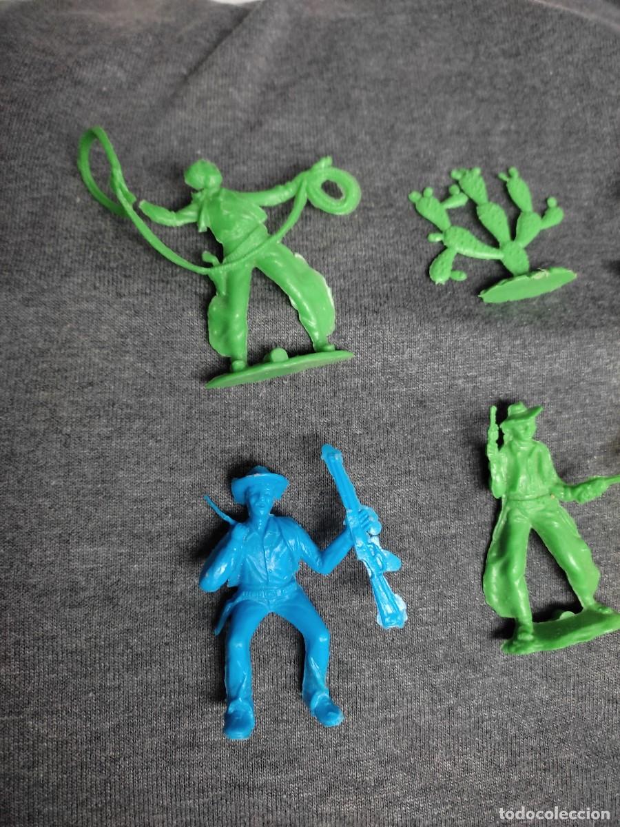 Figuras de goma y PVC: 8 figuras comans - vaqueros - indios - cactus - Foto 6