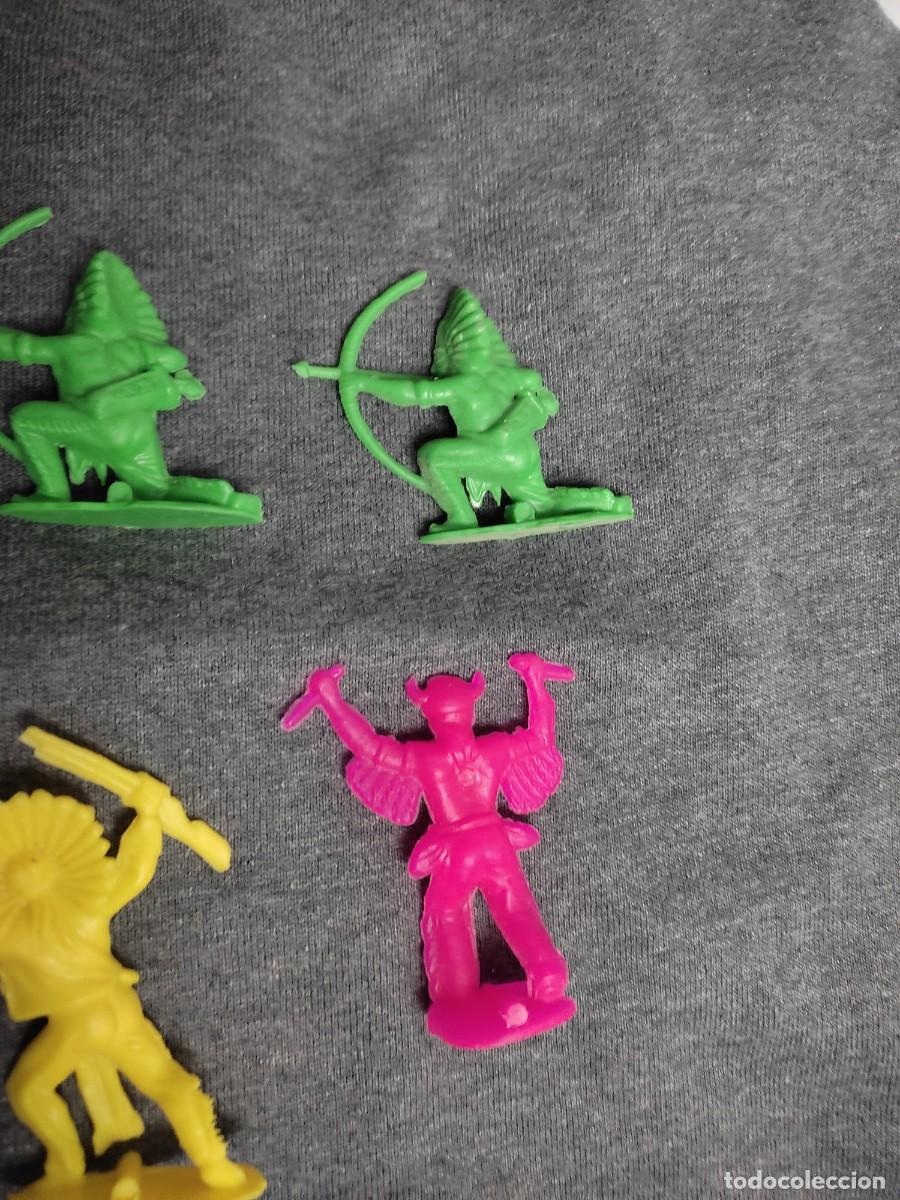 Figuras de goma y PVC: 8 figuras comans - vaqueros - indios - cactus - Foto 8