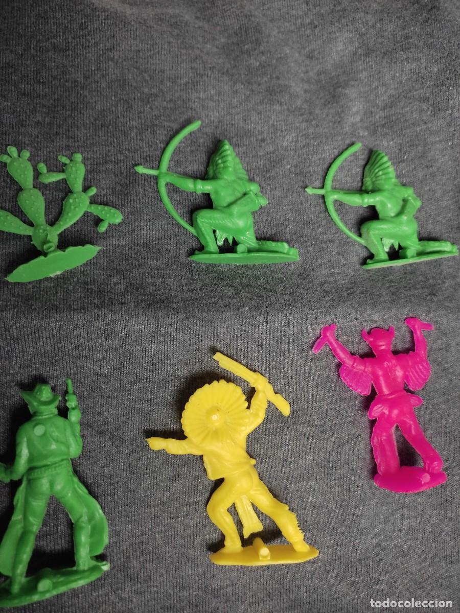 Figuras de goma y PVC: 8 figuras comans - vaqueros - indios - cactus - Foto 9