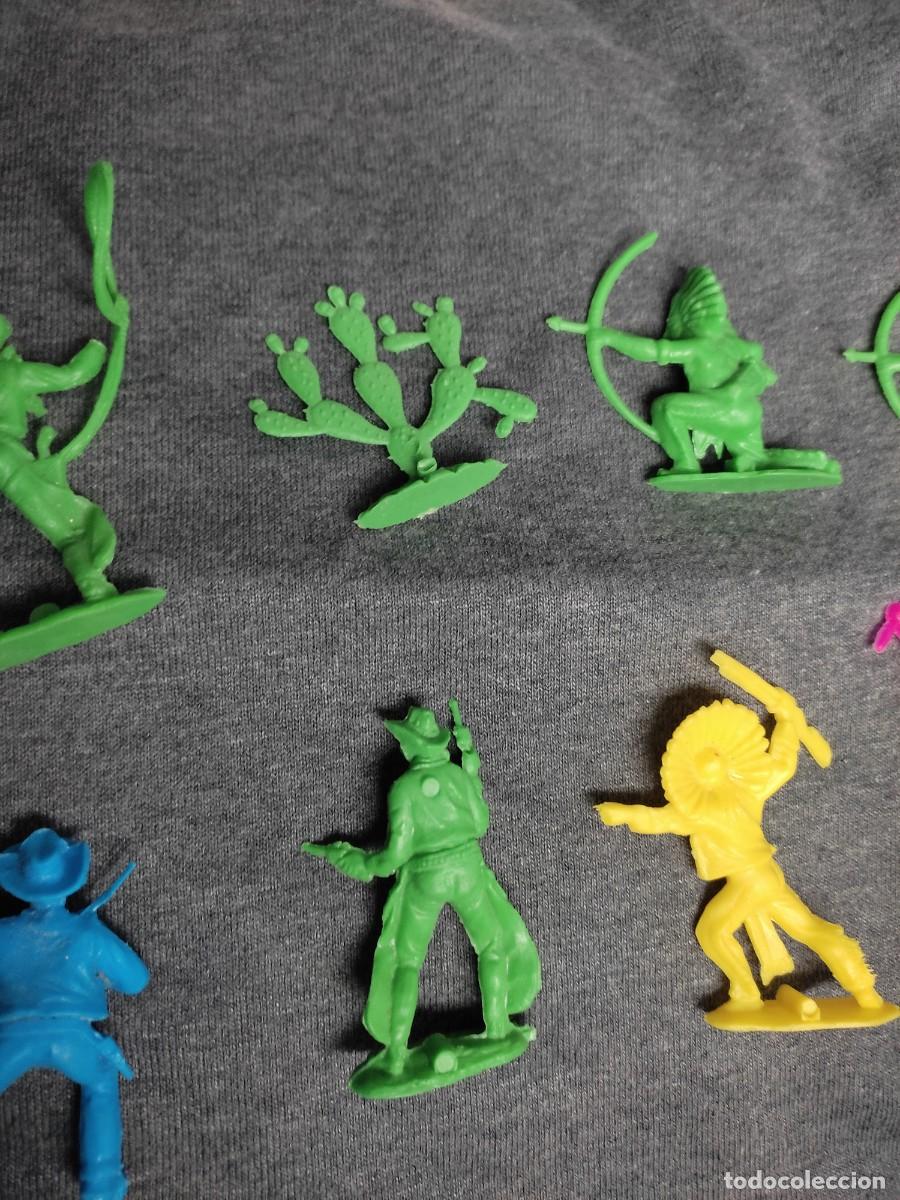 Figuras de goma y PVC: 8 figuras comans - vaqueros - indios - cactus - Foto 10