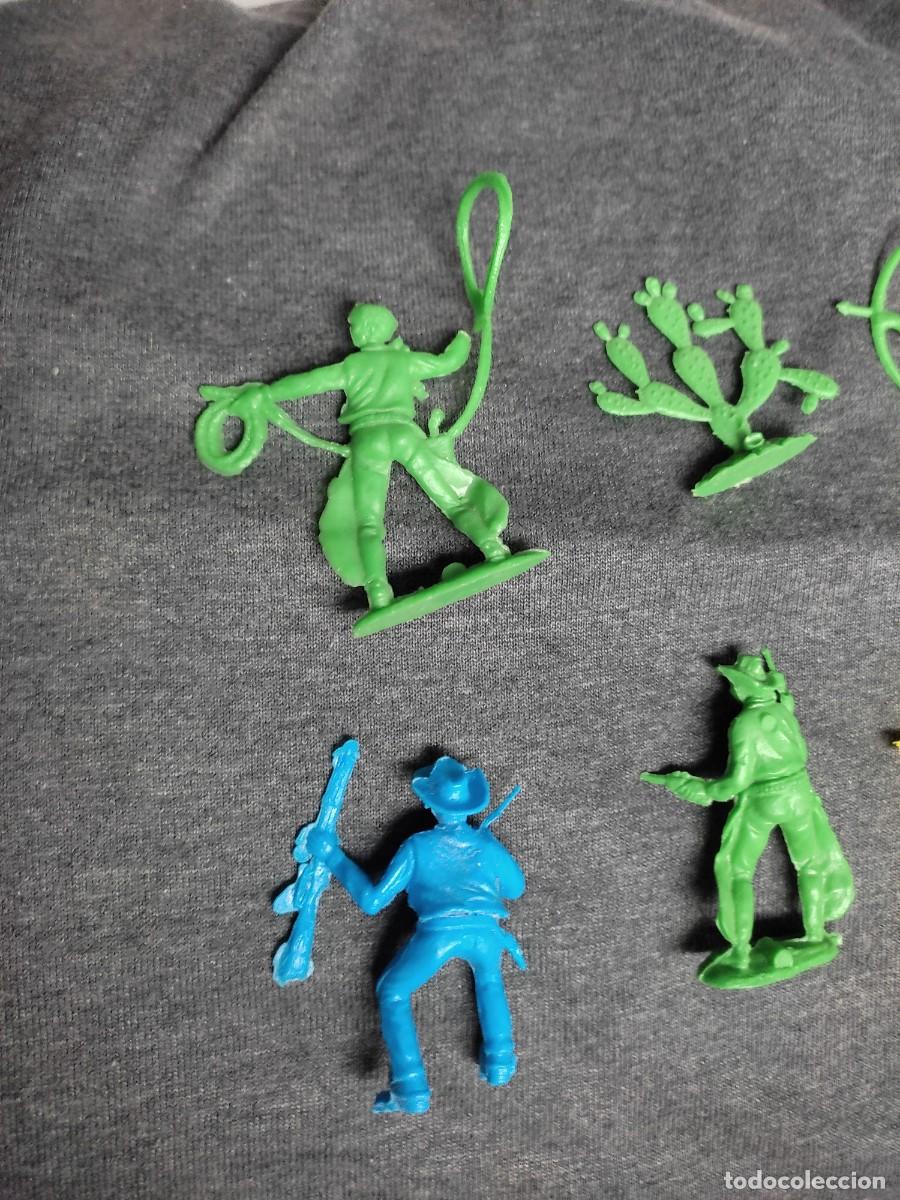 Figuras de goma y PVC: 8 figuras comans - vaqueros - indios - cactus - Foto 11