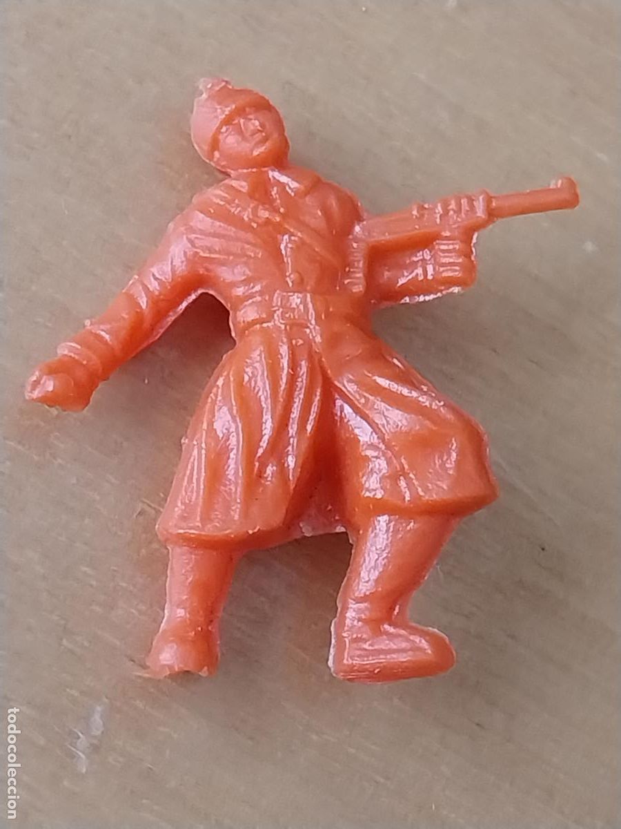 Figuras de Goma y PVC: SOLDADO RUSO FUSIL FIGURA PL&Aacute;STICO QUIOSCO A&Ntilde;OS 70 ANARANJADO 3.5CMS ALTO