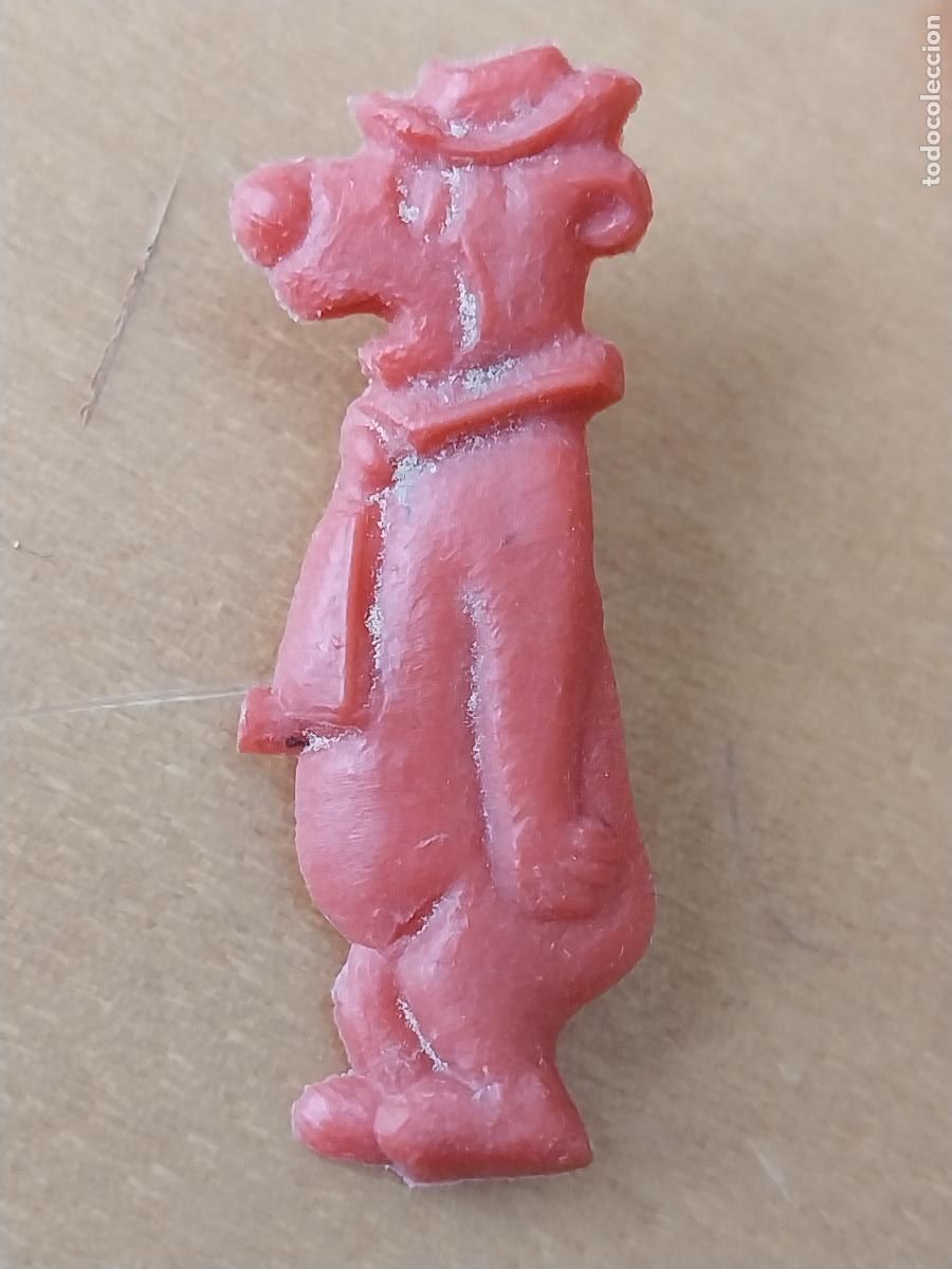 Figuras de Goma y PVC: YOGUI OSO INSIGNIA FIGURA PL&Aacute;STICO MONOCROMO ROJO 3.86CMS ALTO QUIOSCO ORIGINAL A&Ntilde;OS 60