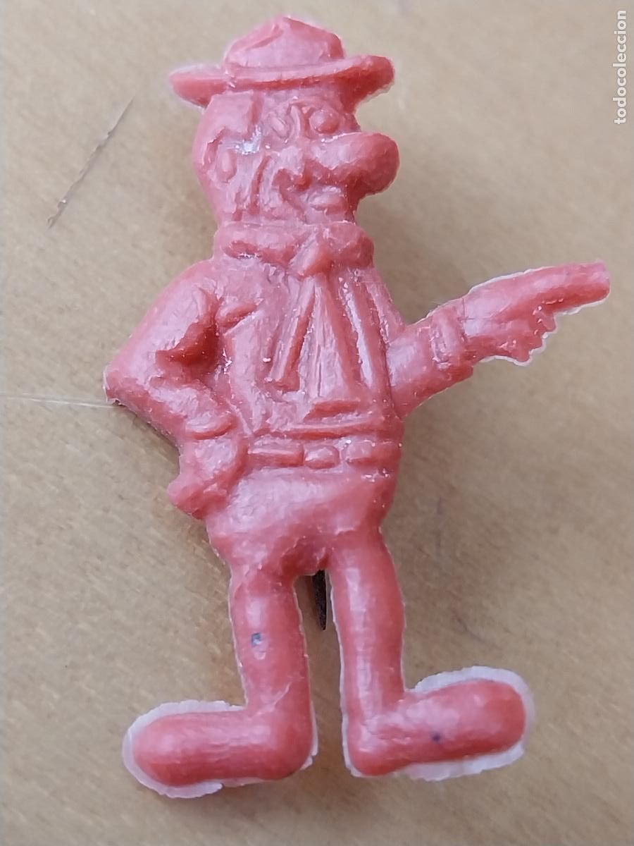 Figuras de Goma y PVC: YOGUI RANGER INSIGNIA FIGURA PL&Aacute;STICO MONOCROMO ROJO 4.12CMS ALTO QUIOSCO ORIGINAL A&Ntilde;OS 60