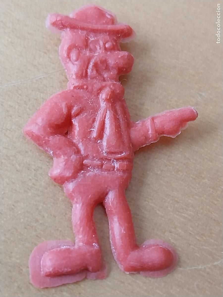 Figuras de Goma y PVC: YOGUI RANGER INSIGNIA FIGURA PL&Aacute;STICO MONOCROMO ROJO 4.12CMS ALTO QUIOSCO DESPERFECTO A&Ntilde;OS 60