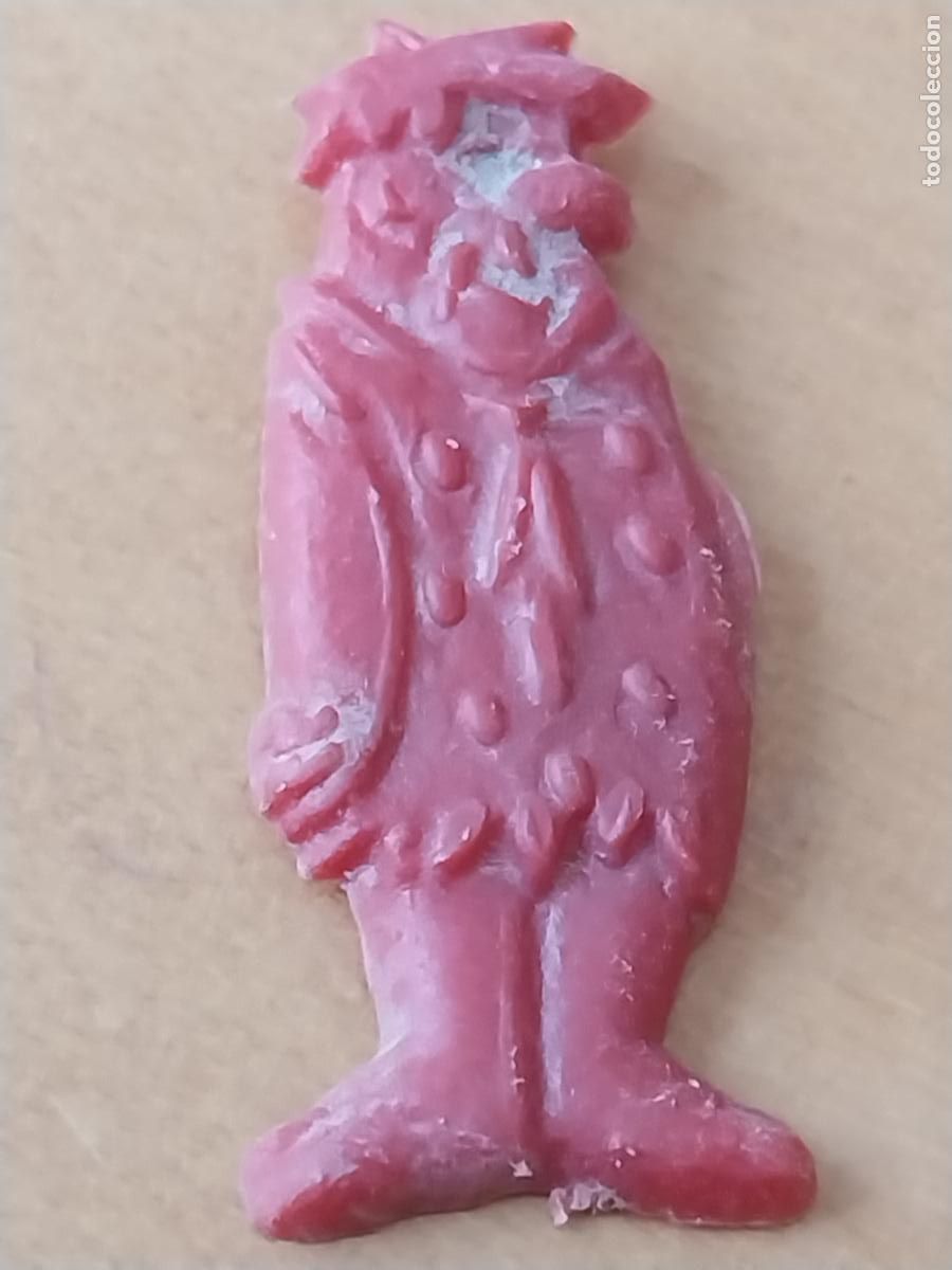 Figuras de Goma y PVC: PEDRO PICAPIEDRA INSIGNIA FIGURA PL&Aacute;STICO MONOCROMO ROJO 4CMS ALTO QUIOSCO DESPERFECTO A&Ntilde;OS 60