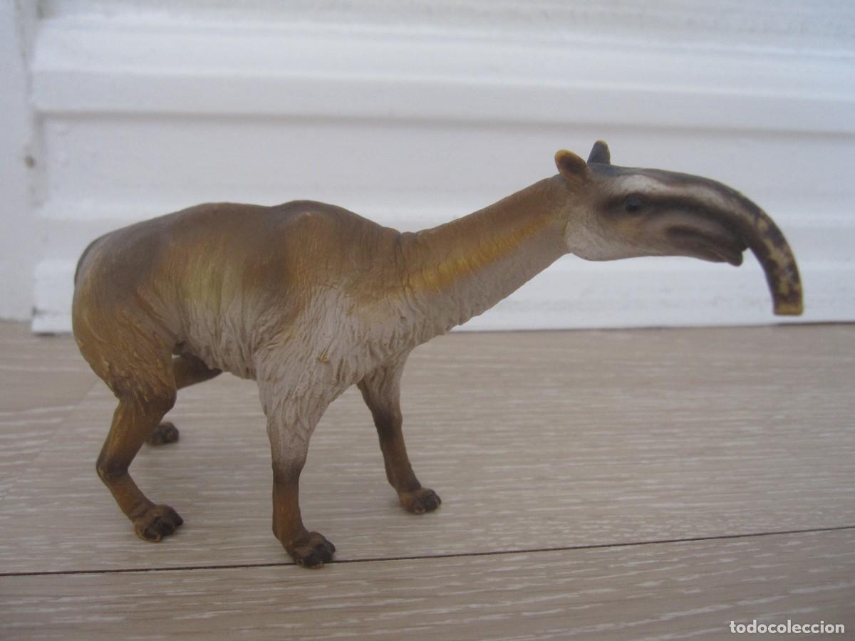 Figuras de goma y PVC: MACRAUCHENIA SCHLEICH - Foto 1