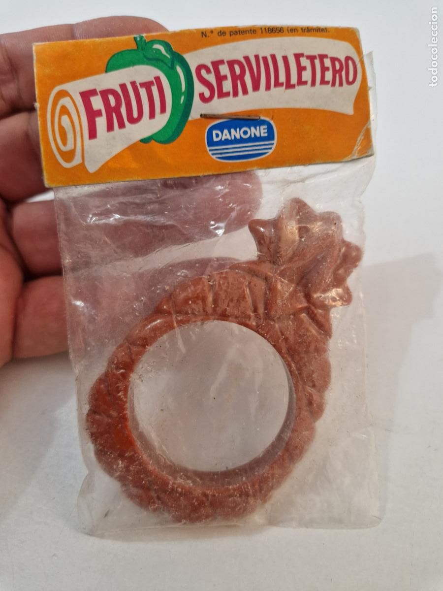 Figuras de Goma y PVC: antigua figura racimo pi&ntilde;a fruti servilletero frutiservilletero regalo premium danone a&ntilde;os 90