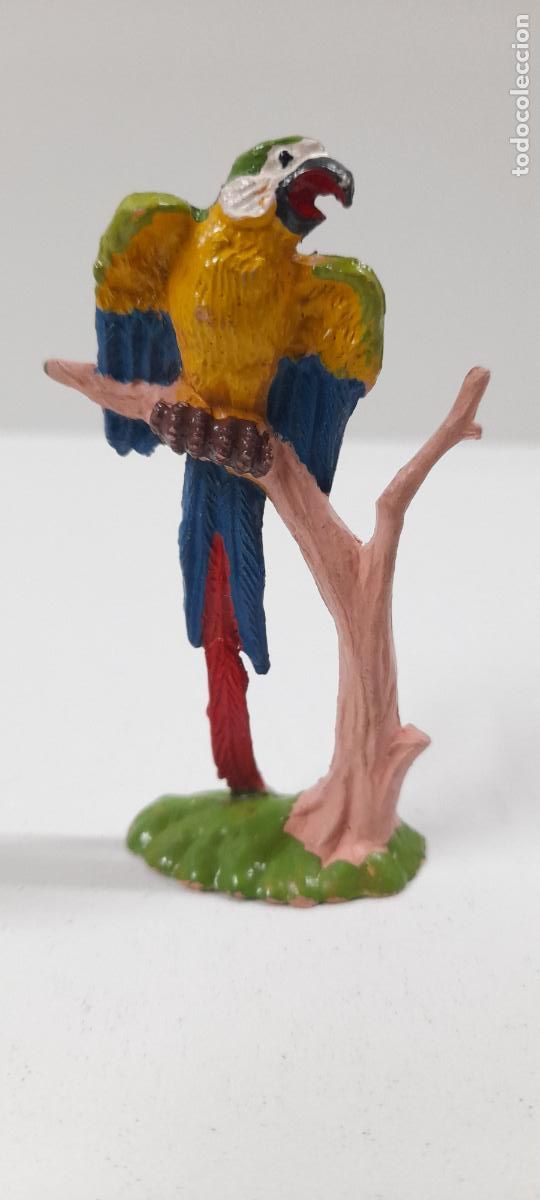 Figuras de Goma y PVC: PAPAGAYO EN UN ARBOL O RAMA . REALIZADO POR JECSAN . SERIE HISTORIA NATURAL . A&Ntilde;OS 50 EN GOMA