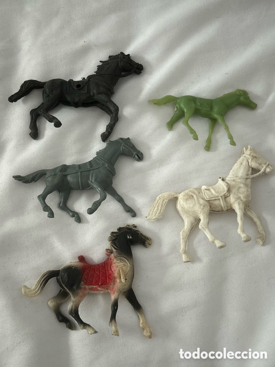 Figuras de goma y PVC: Lote caballos de pl&aacute;stico comansi indios y vaqueros - Foto 1