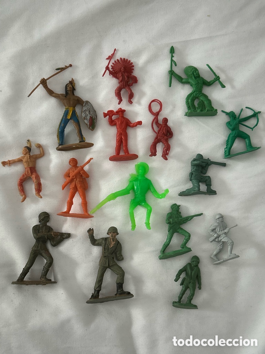 Figuras de goma y PVC: Lote indios y vaqueros pl&aacute;stico - Foto 1