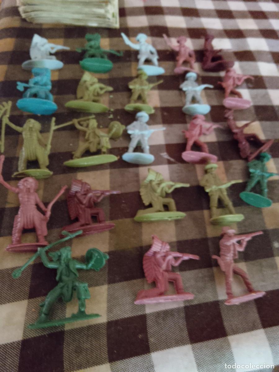 Figuras de goma y PVC: Lote de 23 figuritas de pl&aacute;stico de vaqueros e indios - Foto 1