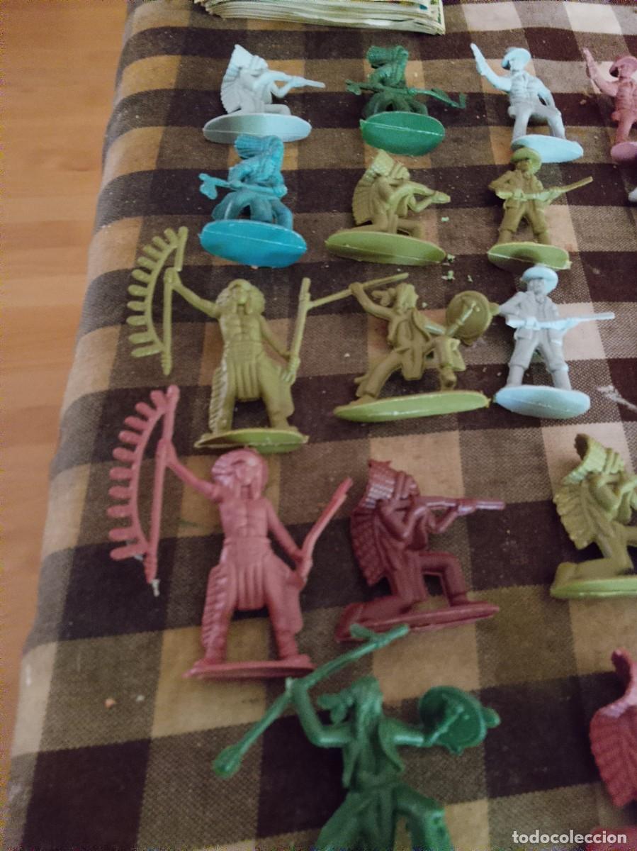 Figuras de goma y PVC: Lote de 23 figuritas de pl&aacute;stico de vaqueros e indios - Foto 2