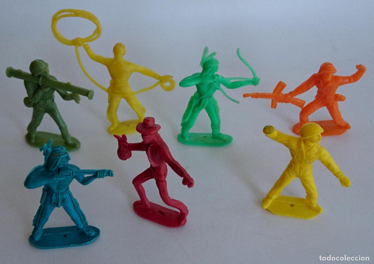 Figuras de goma y PVC: LOTE DE FIGURAS DE INDIOS VAQUEROS Y MILITARES DE COMANSI - Foto 1