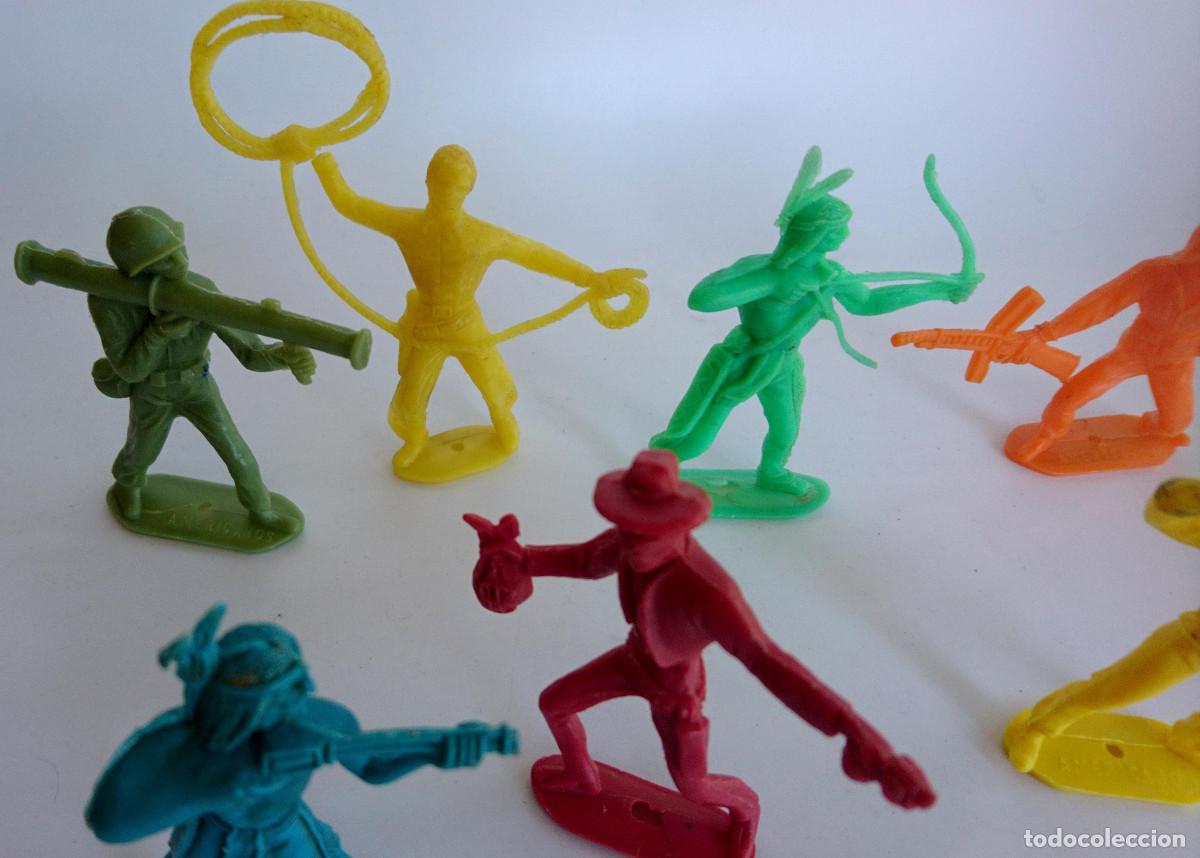 Figuras de goma y PVC: LOTE DE FIGURAS DE INDIOS VAQUEROS Y MILITARES DE COMANSI - Foto 2