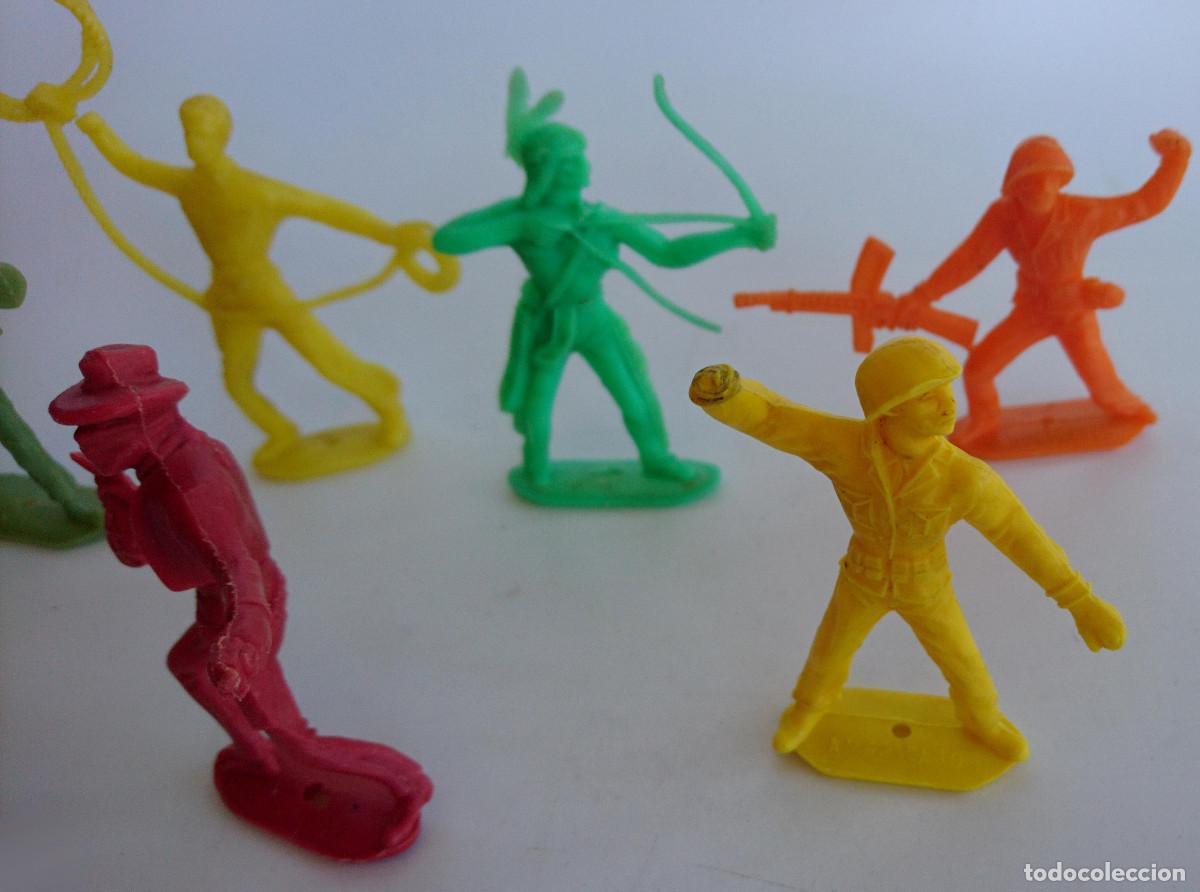Figuras de goma y PVC: LOTE DE FIGURAS DE INDIOS VAQUEROS Y MILITARES DE COMANSI - Foto 3