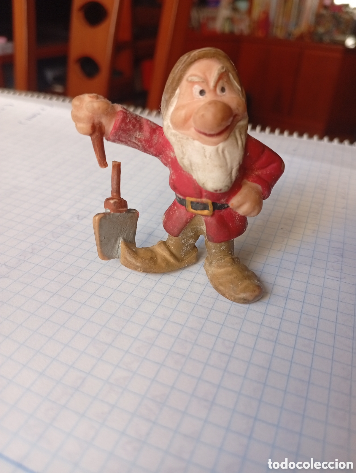 Figuras de Goma y PVC: MU&Ntilde;ECO FIGURA PVC BLANCANIEVES Y LOS 7 ENANITOS ENANITO GRU&Ntilde;ON TRAJE ROJO DISNEY BULLY