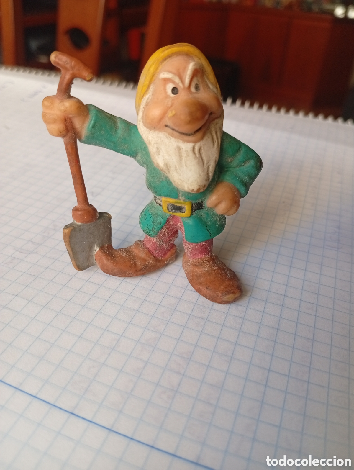 Figuras de Goma y PVC: MU&Ntilde;ECO FIGURA PVC BLANCANIEVES Y LOS 7 ENANITOS ENANITO GRU&Ntilde;ON TRAJE VERDE DISNEY BULLY