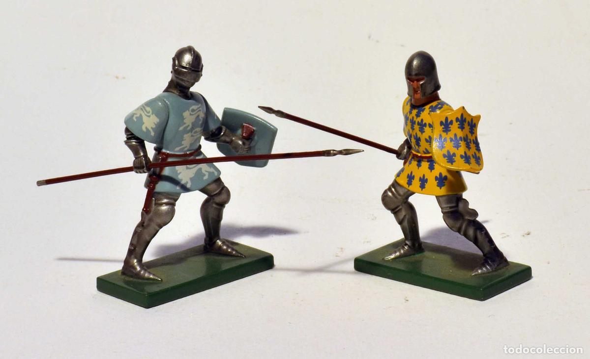 Figuras de Goma y PVC: BRITAINS - 2 CABALLEROS MEDIEVALES DE TORNEO - METAL - 1997 - A PIE CON LANZA