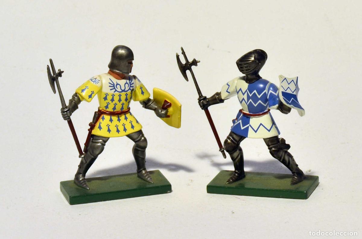 Figuras de Goma y PVC: BRITAINS - 2 CABALLEROS MEDIEVALES DE TORNEO - METAL - 1997 - A PIE CON HACHA