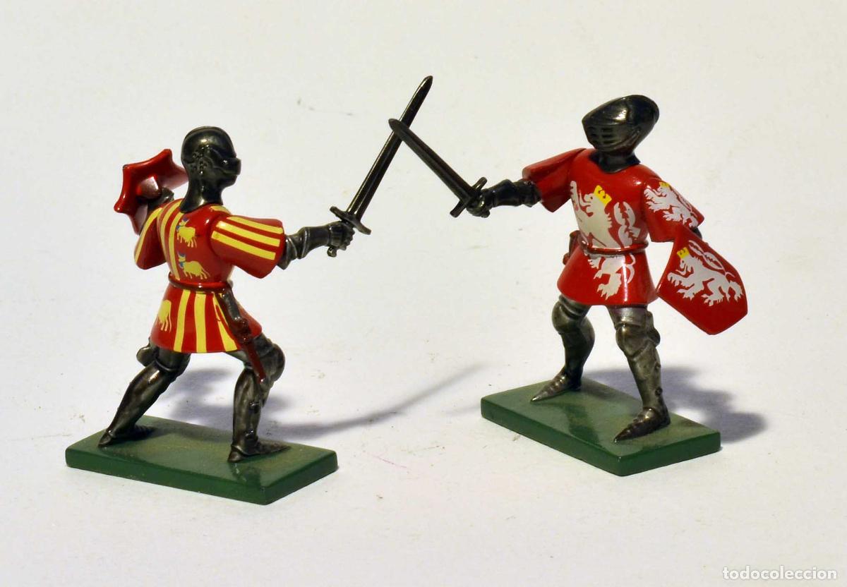 Figuras de Goma y PVC: BRITAINS - 2 CABALLEROS MEDIEVALES DE TORNEO - METAL - 1997 - A PIE CON ESPADA
