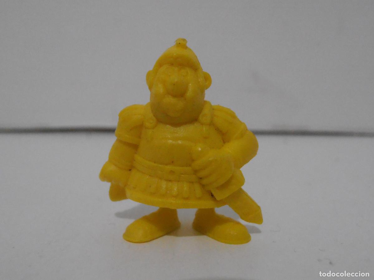 Figuras de goma y PVC: FIGURA DUNKIN ASTERIX, CENTURION ROMANO, AMARILLO - Foto 1