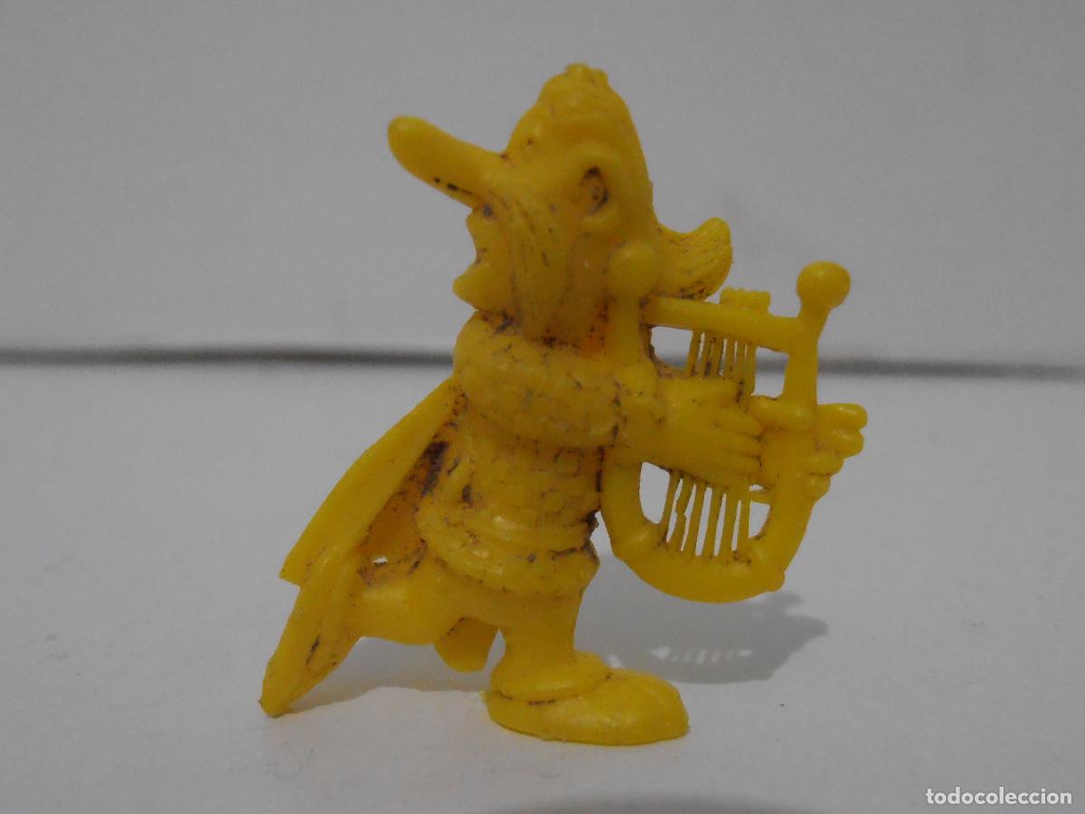 Figuras de Goma y PVC: FIGURA DUNKIN ASTERIX, ASURACENTURIX EL BARDO, AMARILLO