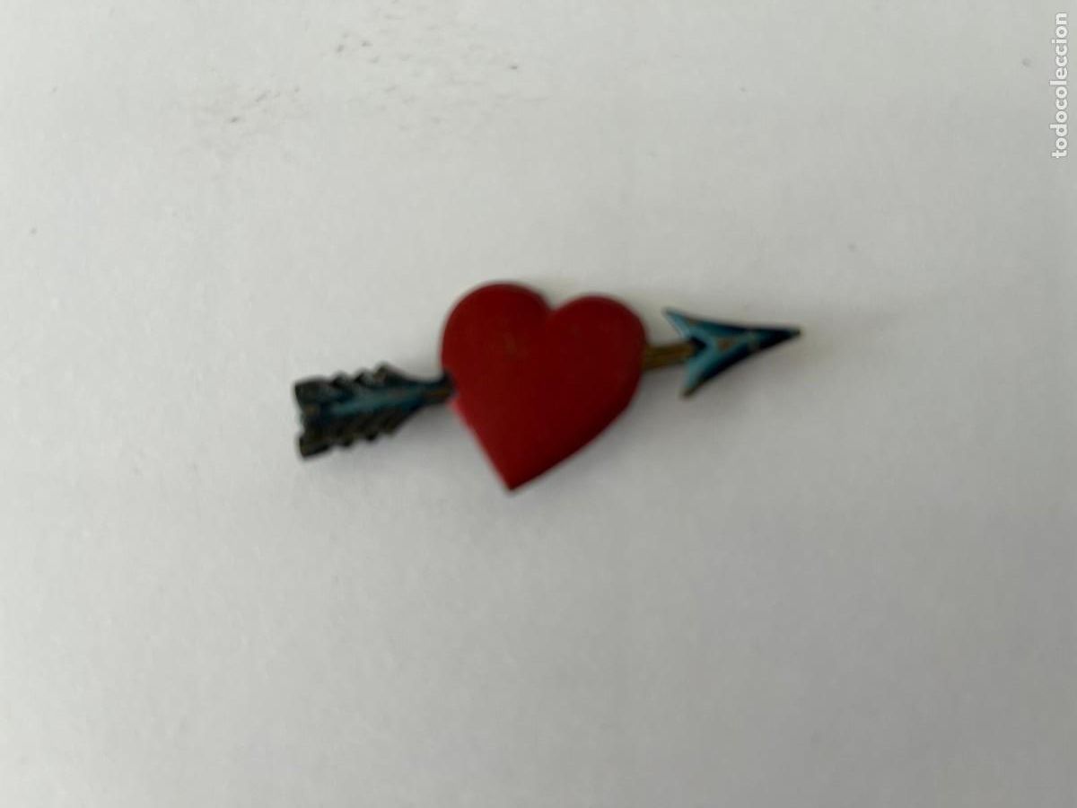 Figuras de Goma y PVC: antiguo Pin met&aacute;lico coraz&oacute;n