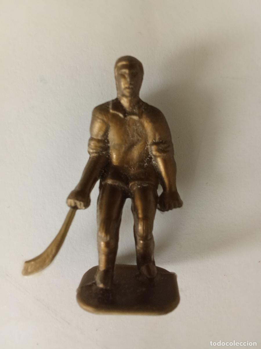 Figuras de Goma y PVC: Figura en pl&aacute;stico hockey Serie Olimpiadas promocional Conguitos.