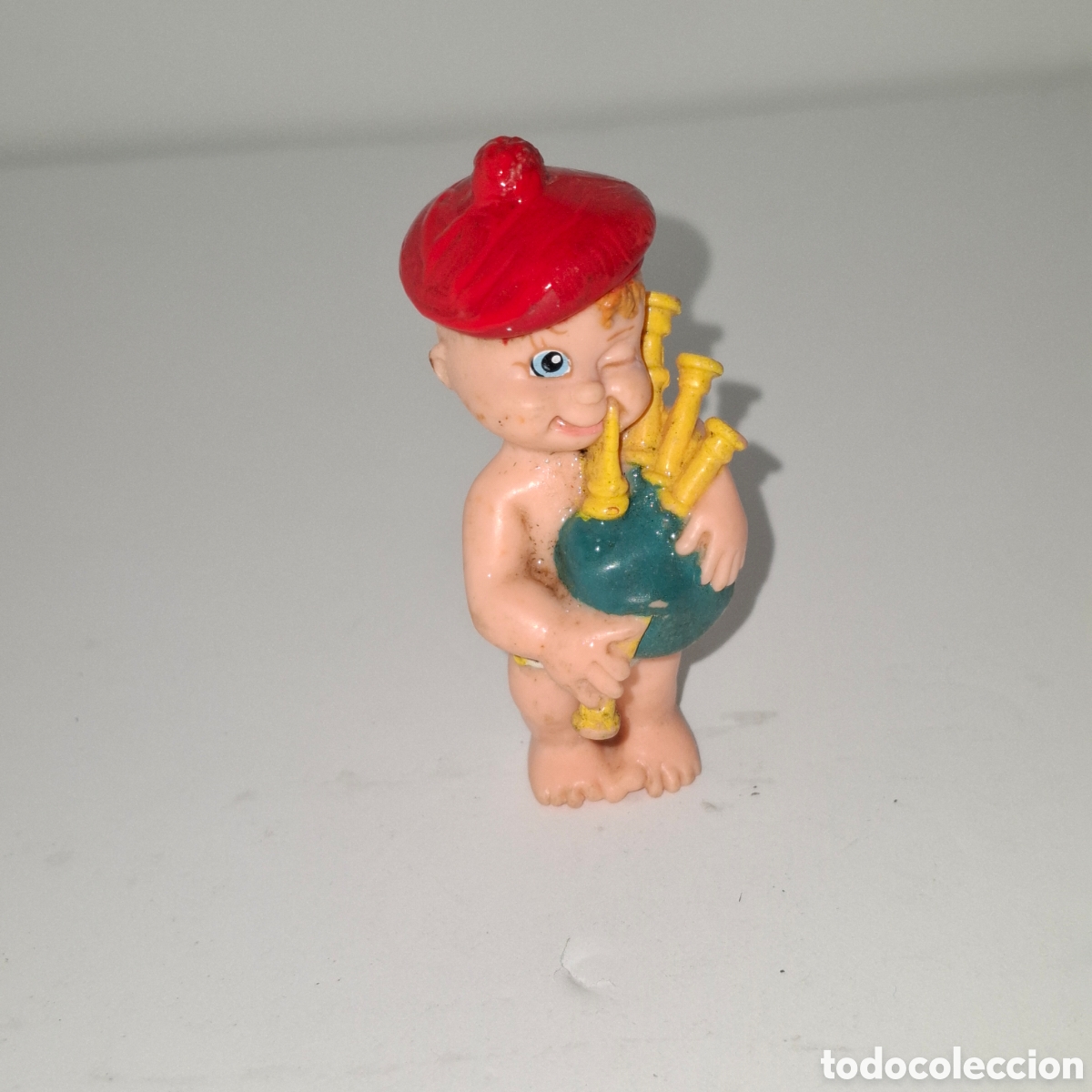 Figuras de Goma y PVC: FIGURA DE PVC A&Ntilde;OS 90 BEBE TOCANDO LA GAITA ESCOCESA