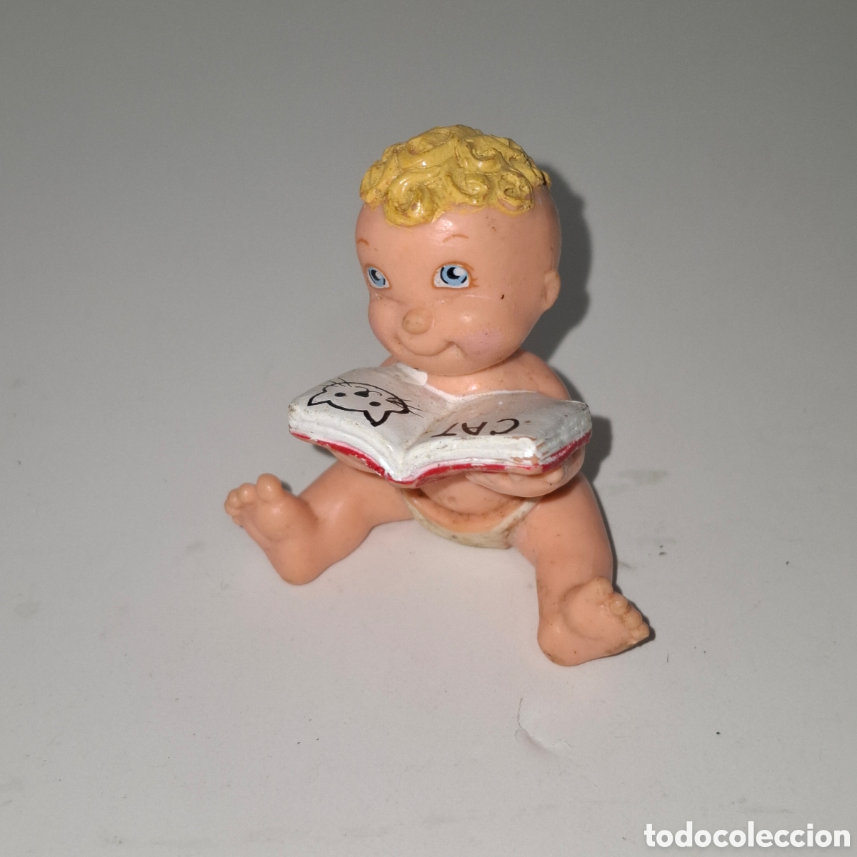 Figuras de Goma y PVC: FIGURA DE PVC A&Ntilde;OS 90 BEBE BABY NI&Ntilde;O LEYENDO LIBRO