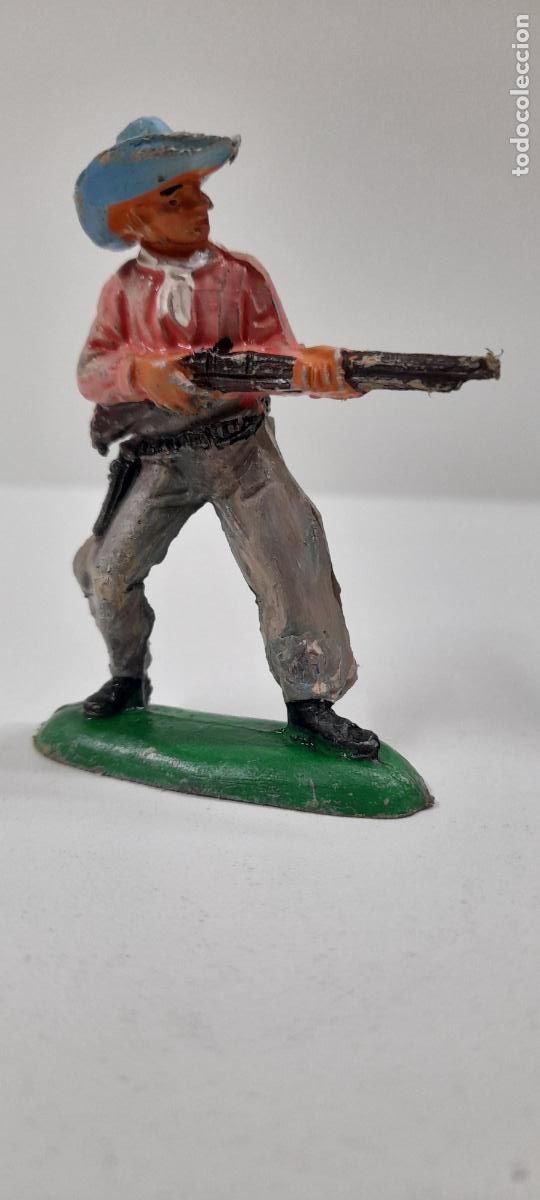Figuras de Goma y PVC: VAQUERO CON RIFLE . REALIZADO POR PECH . ORIGINAL A&Ntilde;OS 50 EN GOMA