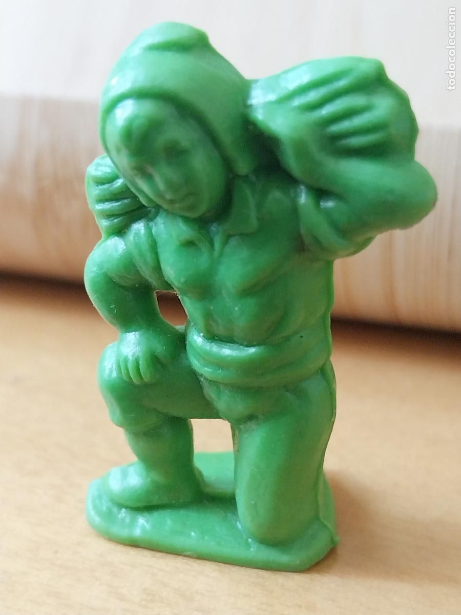 Figuras de Goma y PVC: CONGUITOS BELEN FIGURA PL&Aacute;STICO VERDE PASTORCILLO LE&Ntilde;ADOR JOVEN HAZ LE&Ntilde;A 5.2CMS ALTO ORIGINAL PROMO