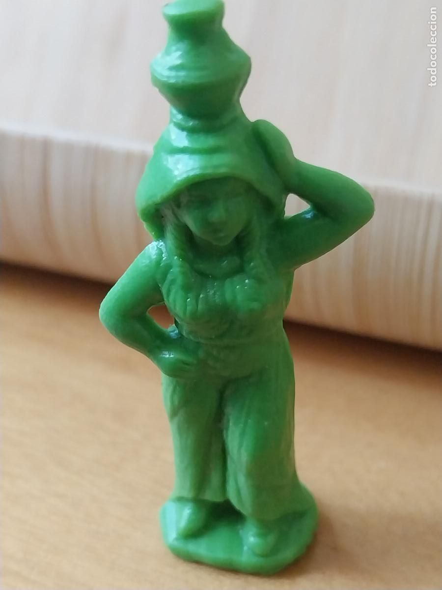Figuras de Goma y PVC: CONGUITOS BELEN FIGURA PL&Aacute;STICO VERDE CAMPESINA JARRON AGUA 6.7CMS ALTO ORIGINAL PROMO
