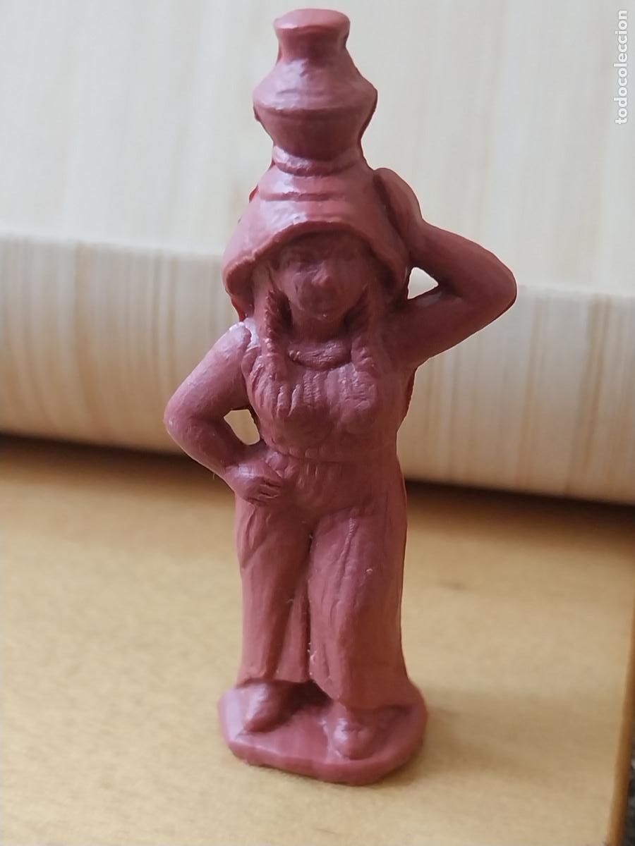 Figuras de Goma y PVC: CONGUITOS BELEN FIGURA PL&Aacute;STICO MARRON CAMPESINA JARRON AGUA 6.7CMS ALTO ORIGINAL PROMO